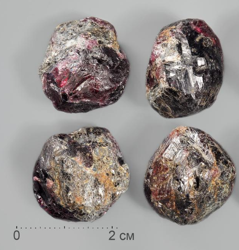 Гранат (альмандин), кристалл 2-2,5 см - фото 5086